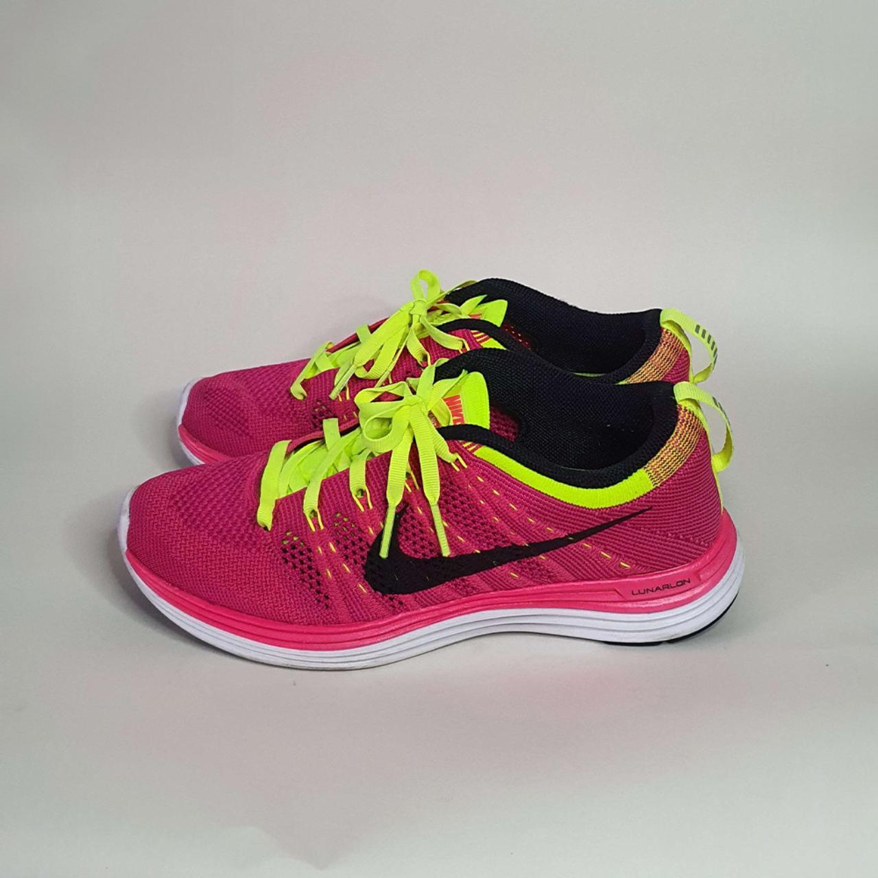 Nike flyknit hotsell pink and yellow