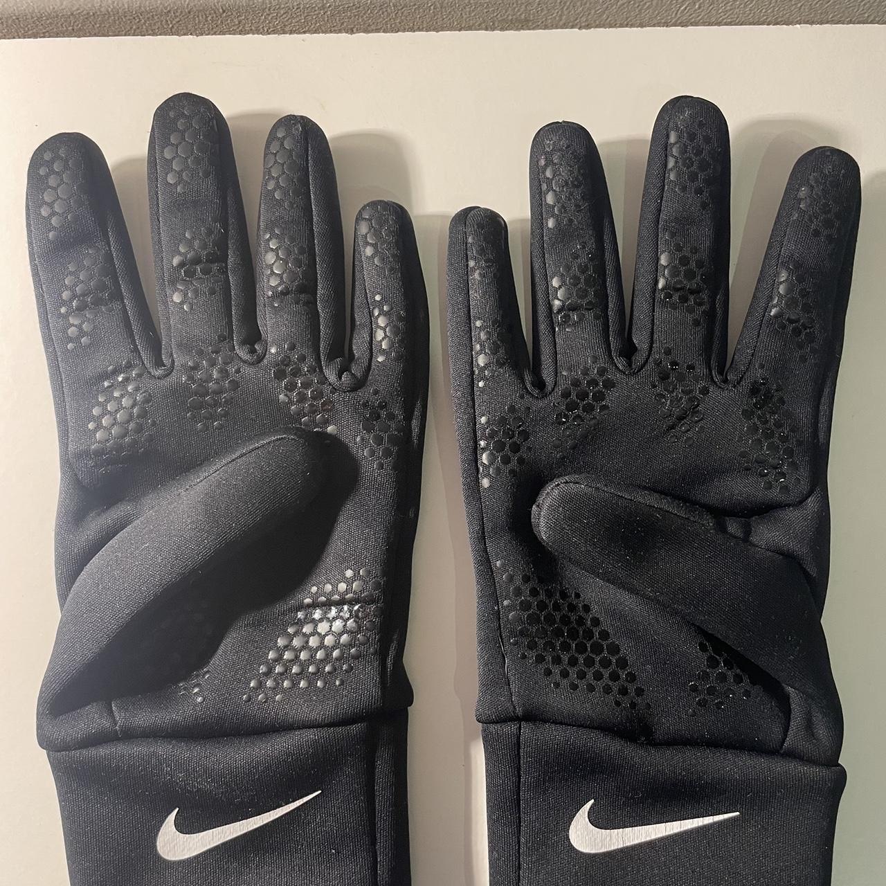 Nike hyperwarm best sale gloves jd