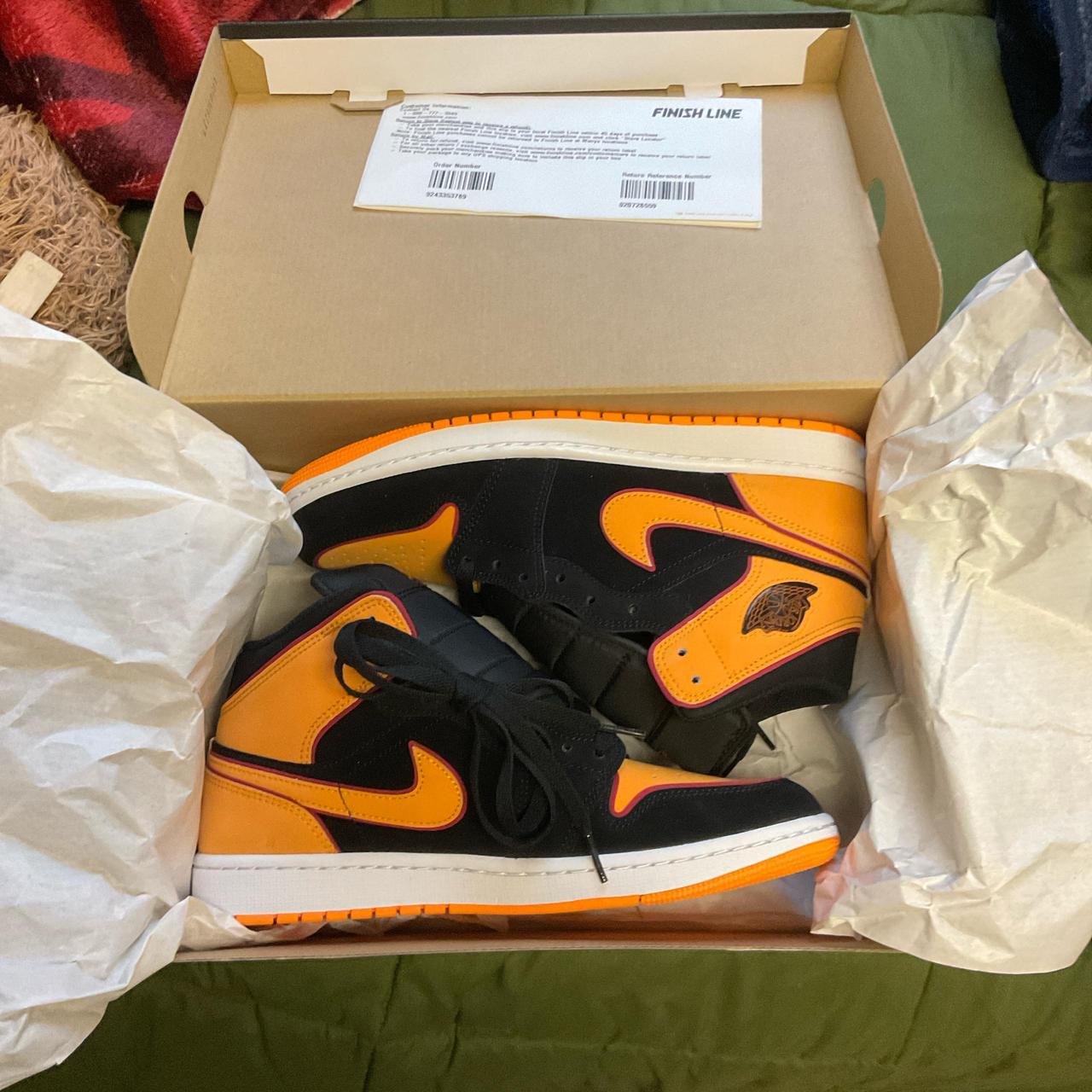 Air Jordan Mid SE Black/Vivid Orange,