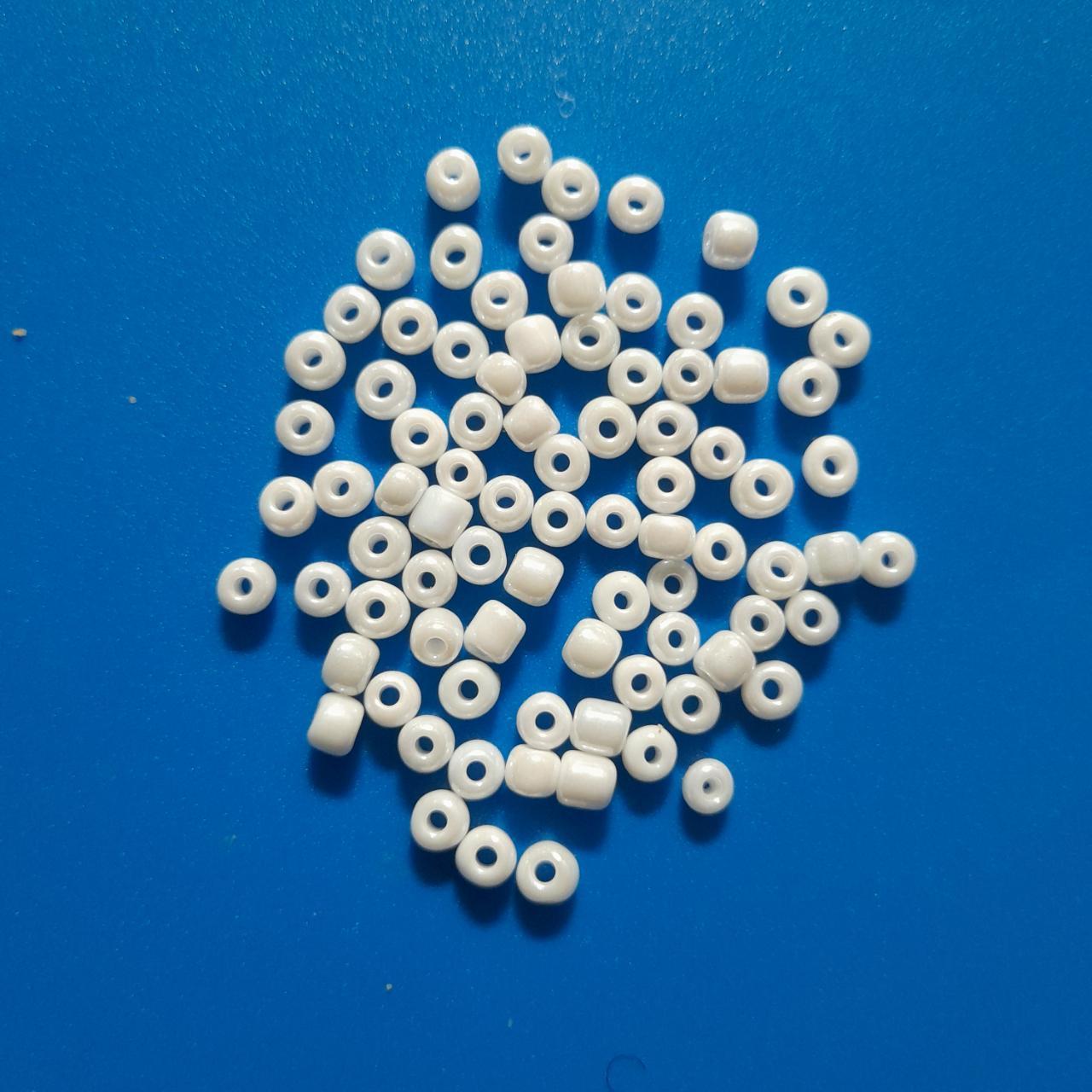 211 small white beads. Size 4mm. Depop