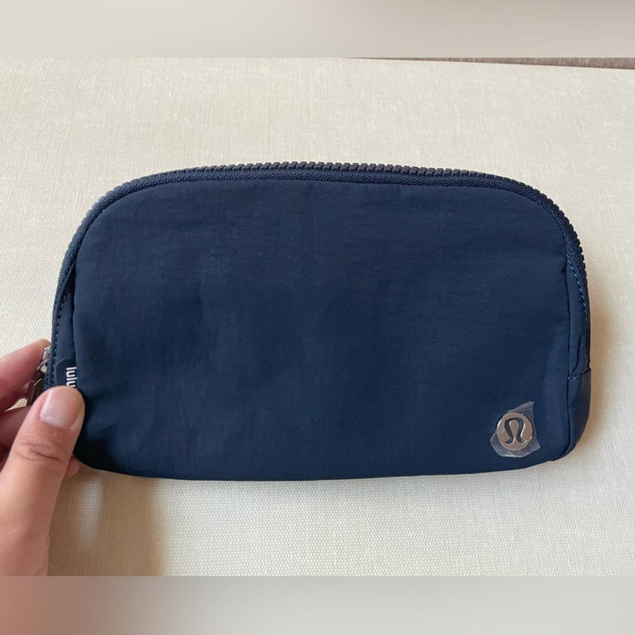 Shops lululemon belt bag true navy