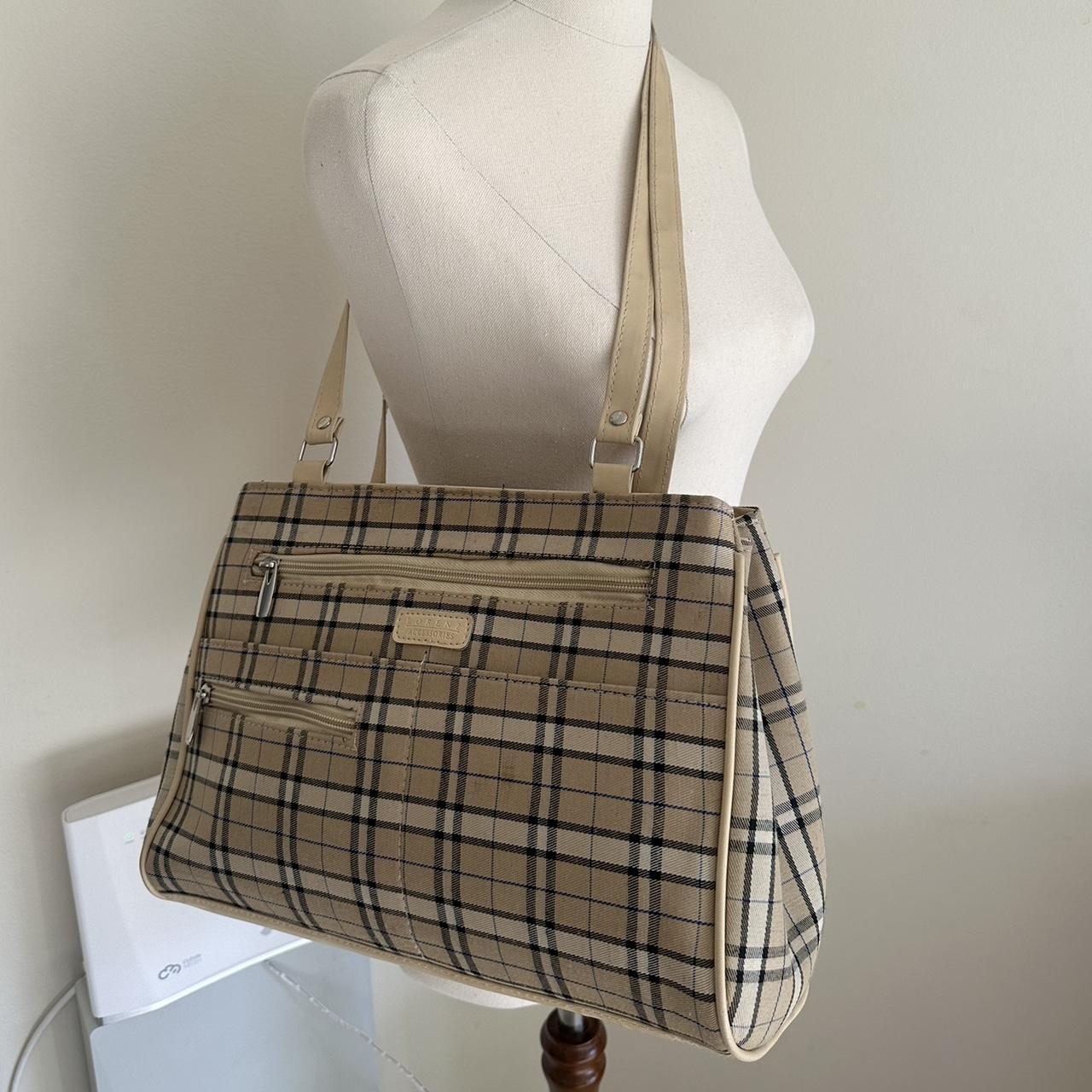 Stunning shoulder bag 💼 3 spacious zip up sections - Depop