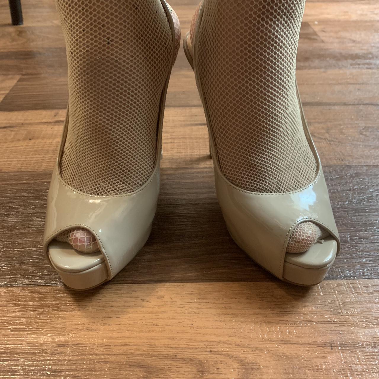 guess beige shoes
