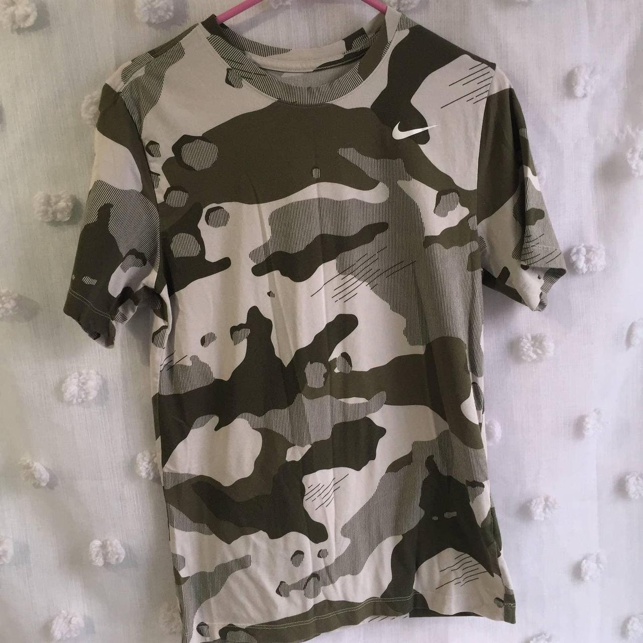 The Nike Tee Dri Fit Desert camo T shirt size small