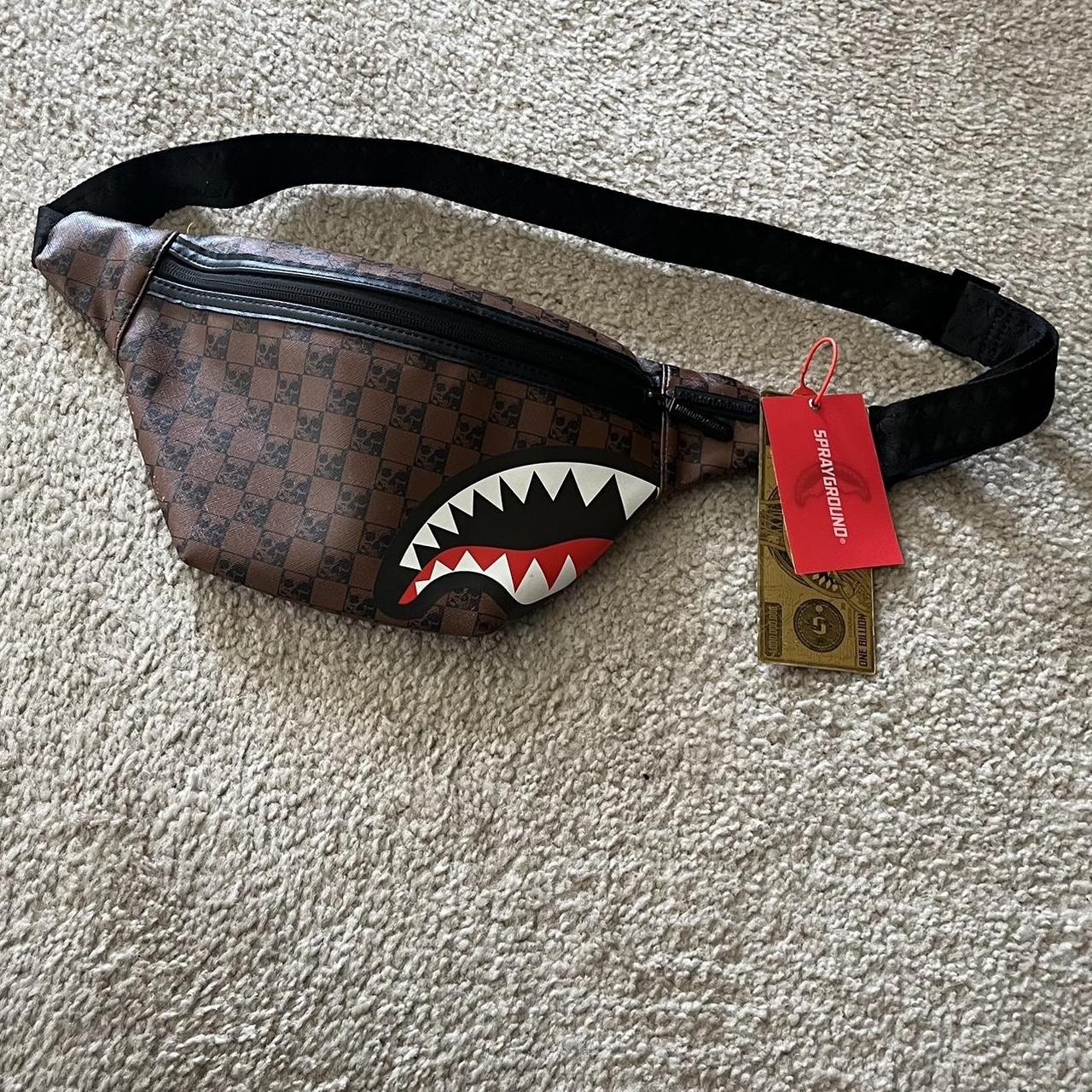バッグ・カバンその他 sprayground CORSSBODY WAIST BAG - BROWN Brown sprayground crossbody bag Lightly worn, no | Depop