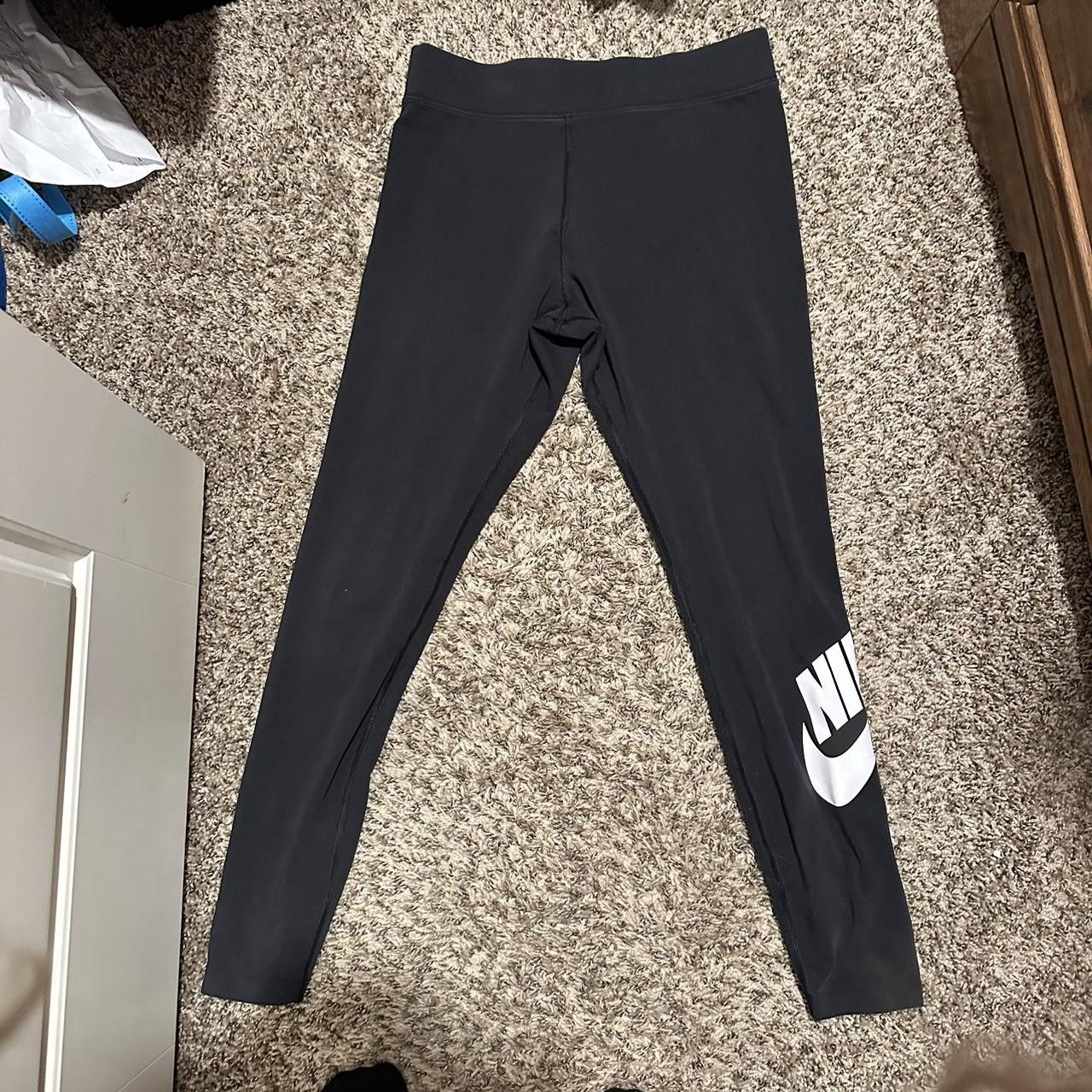 Black Nike leggings. Pre-owned but there are still a lot of life in it.