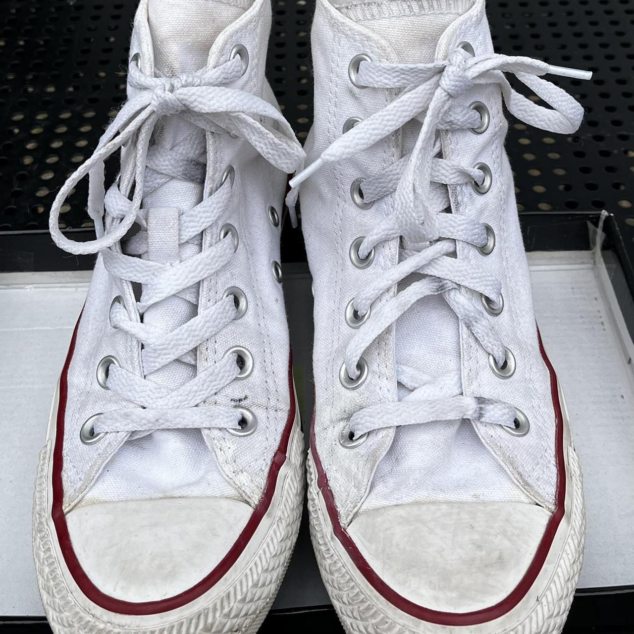 Size 4 ladies Converse white boot. In good condition