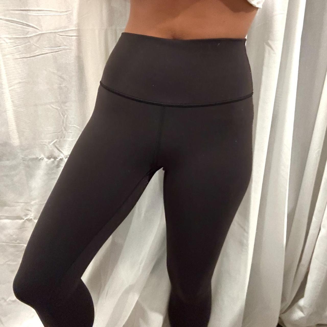 lulu lemon full length leggings. size is ripped off...