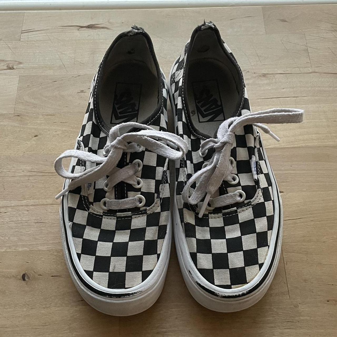 Vans black and on sale white checkered lace up