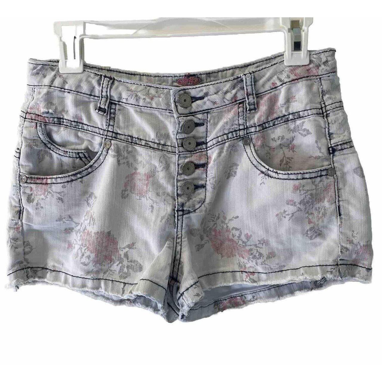 These beautiful flower printed Jean shorts are
