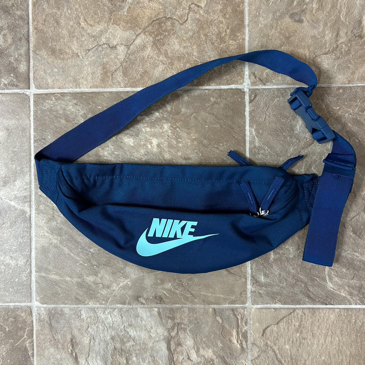 Navy blue hotsell nike fanny pack