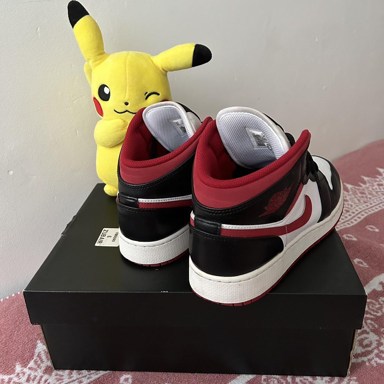 all black and red jordan 1
