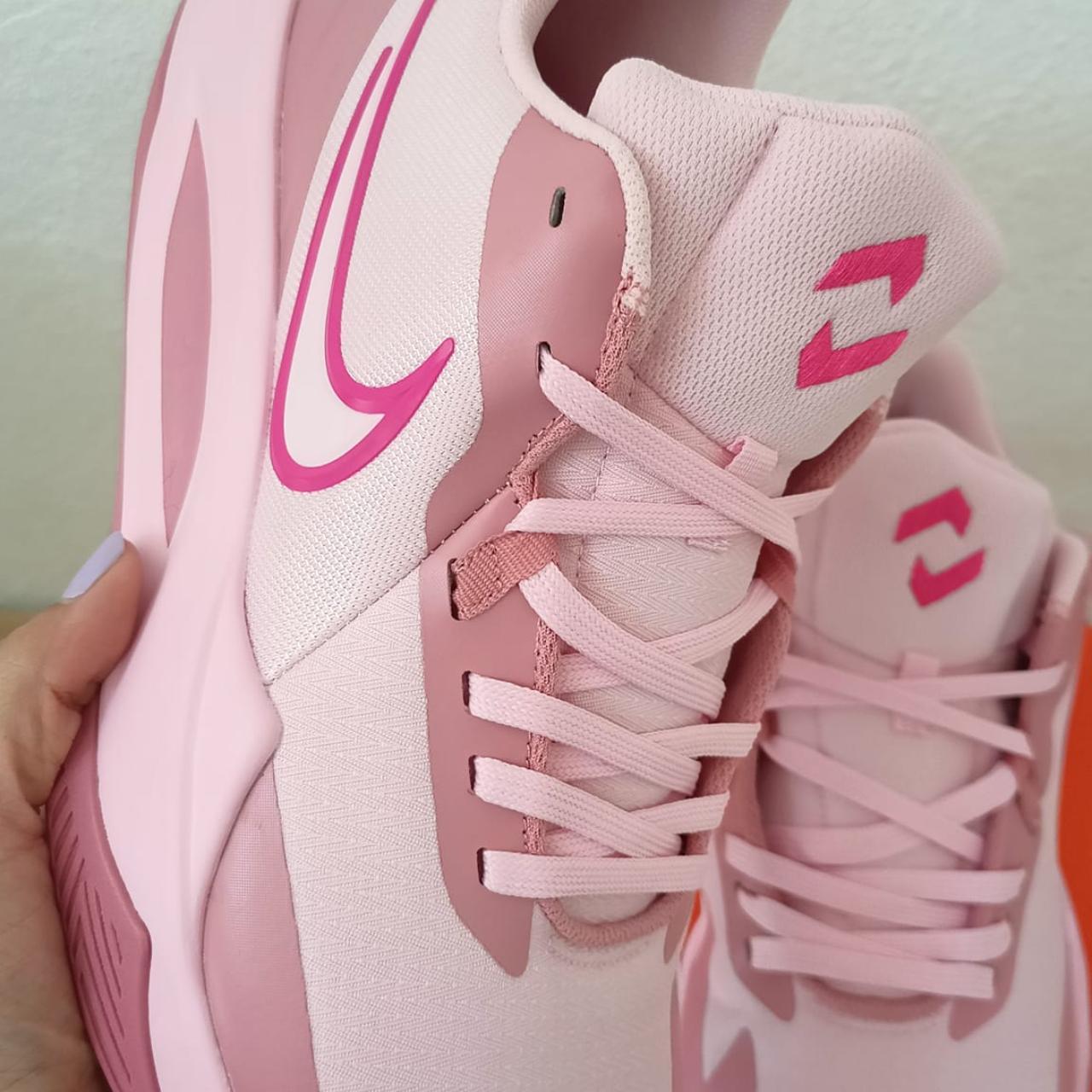 ladies pink nike shoes