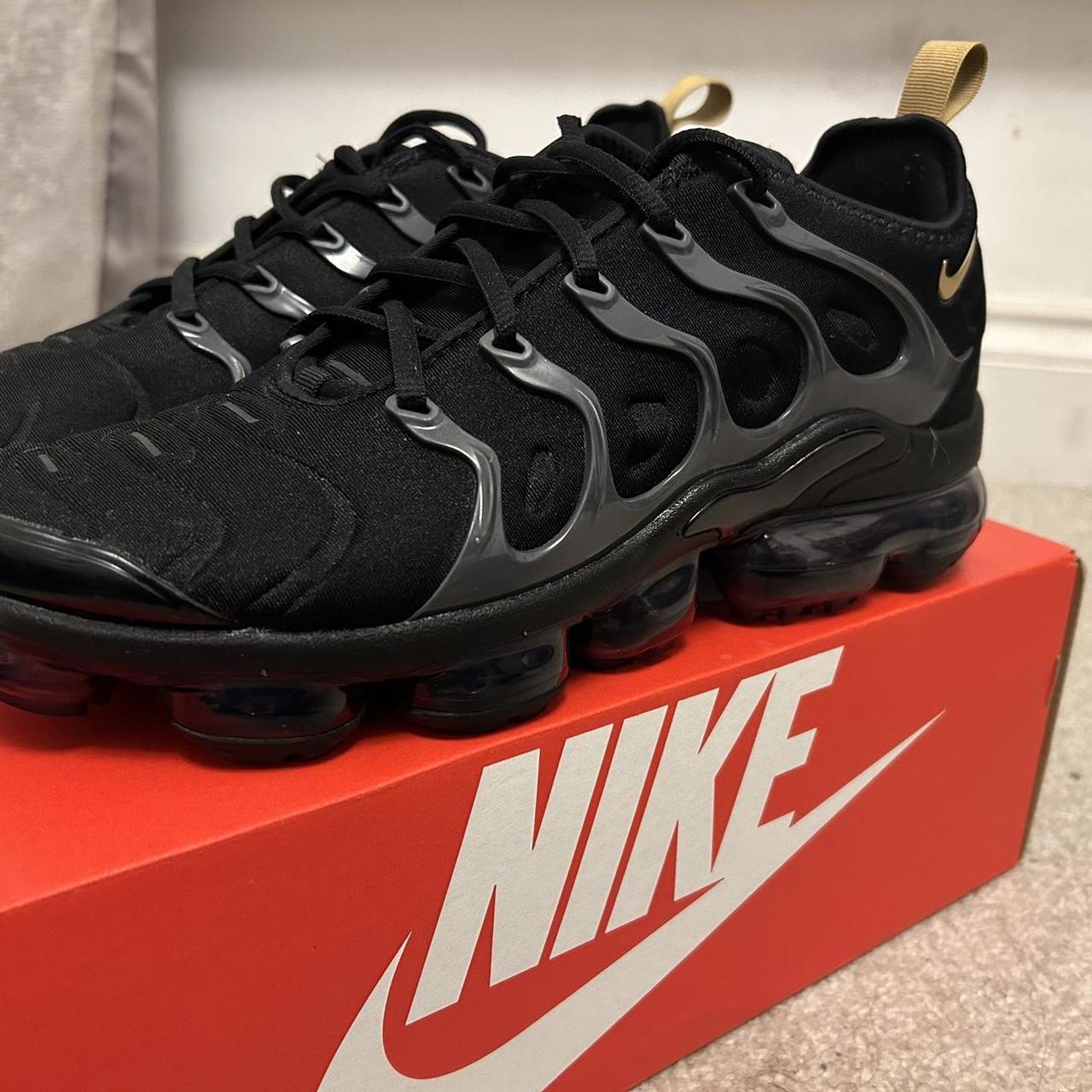 Vapormax tn best sale black and gold