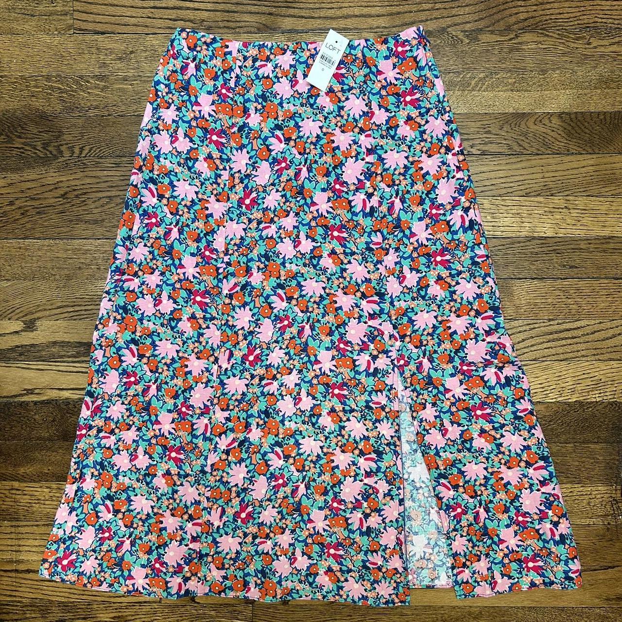 Loft floral midi skirt with front slit size 0. NWT. Depop