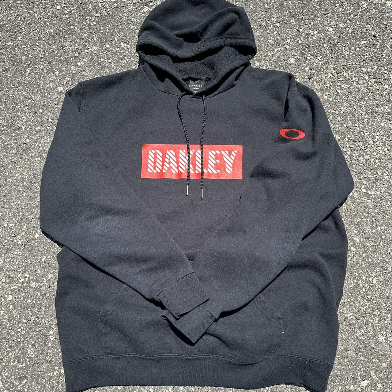 ⚠️⚠️⚠️2000s OAKLEY black logo hoodie with arm emblem...