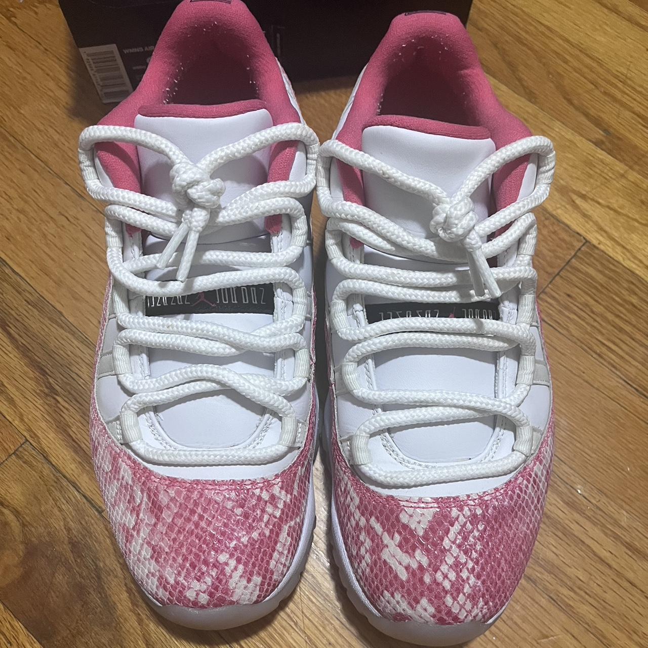 Jordan retro best sale 11 low pink