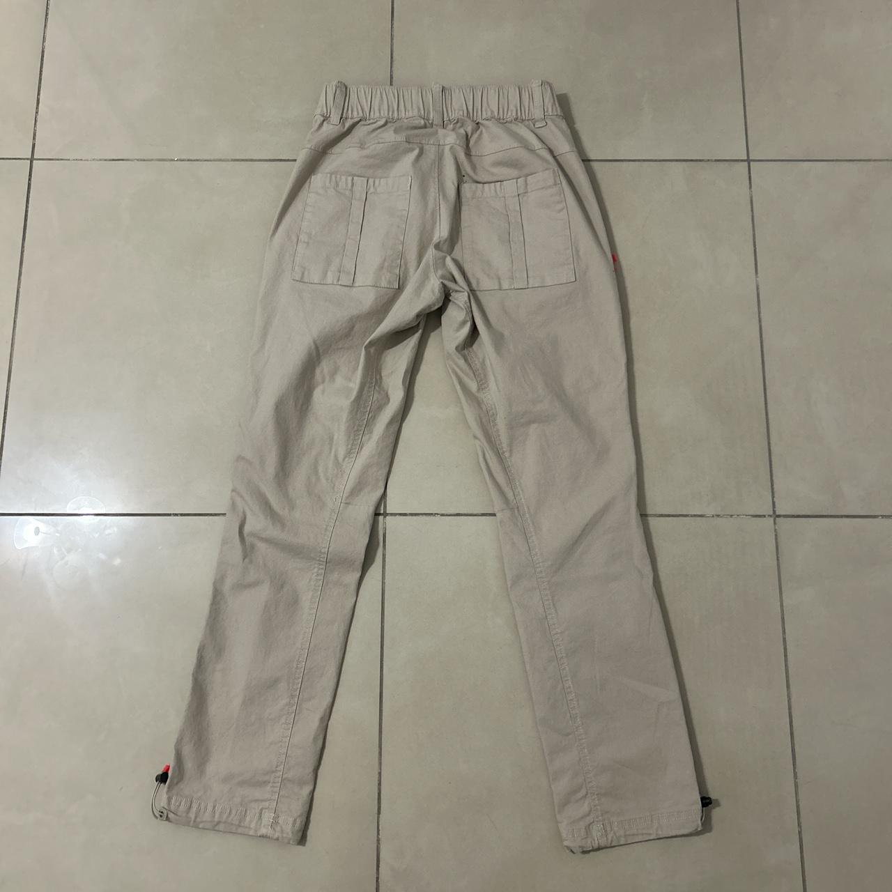 Never worn Columbia khaki cargo pants. Size small. Depop