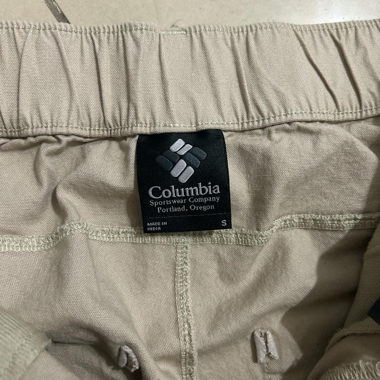 Never worn Columbia khaki cargo pants. Size small. Depop