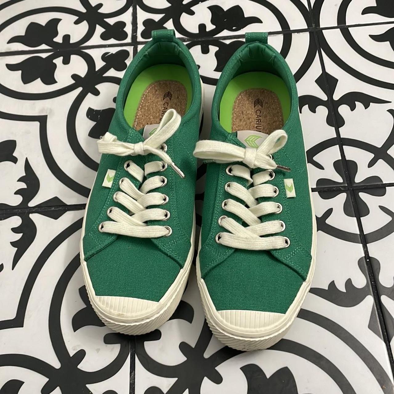 Cariuma OCA sneaker unisex like new /8M