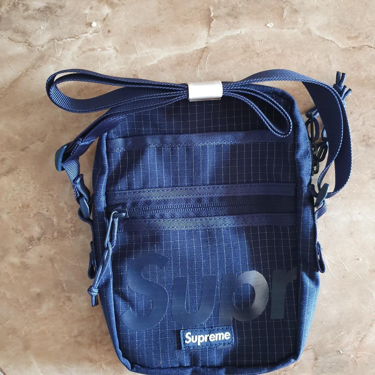 Supreme2024S/Swovensholderbag新品バッグNike青 Supreme Shoulder bag (SS24) Blu navy | Depop