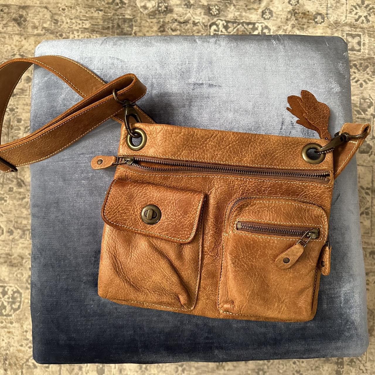 Roots Canada tan outlets leather crossbody bag