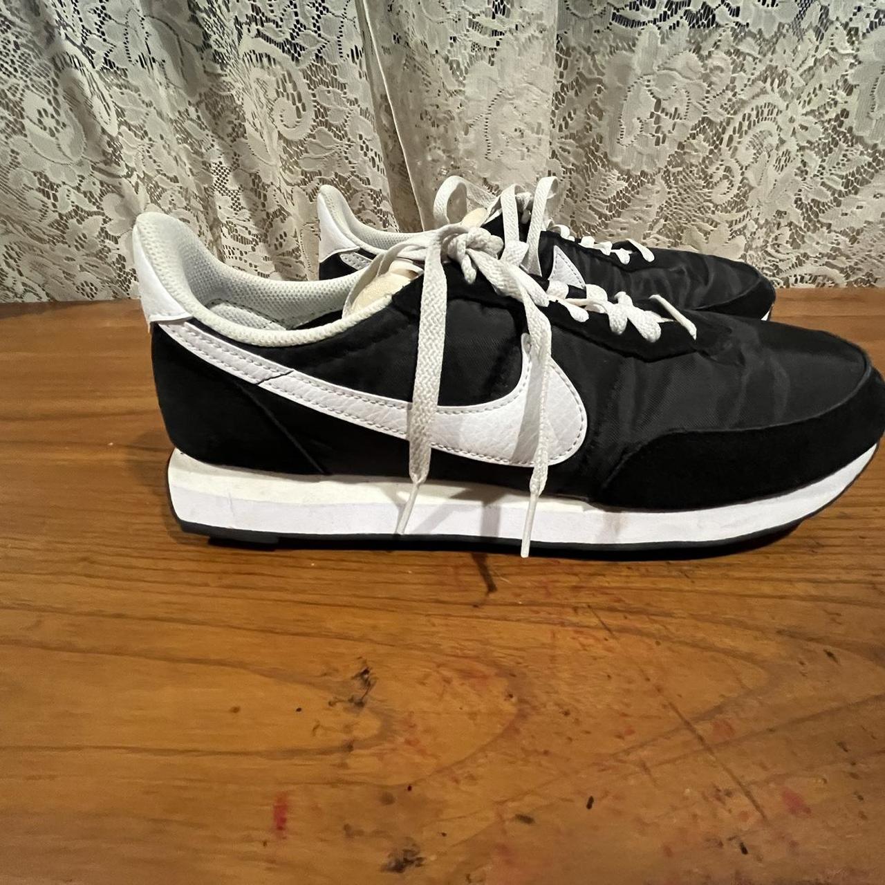 Black an white nikes hotsell