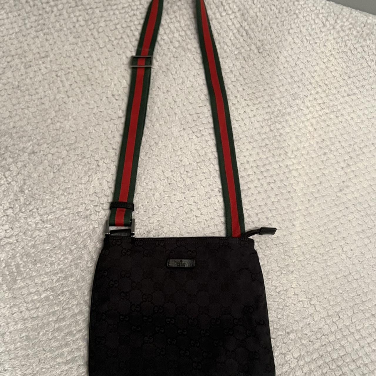 Gucci hot sale signature pouch