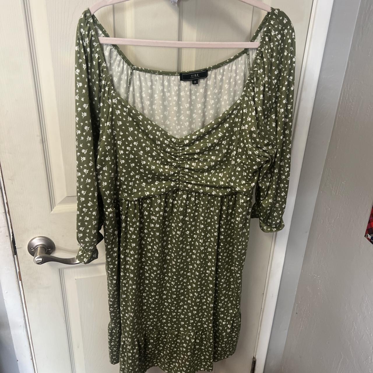 Green flower short dress Size: 2x Never Worn - Depop