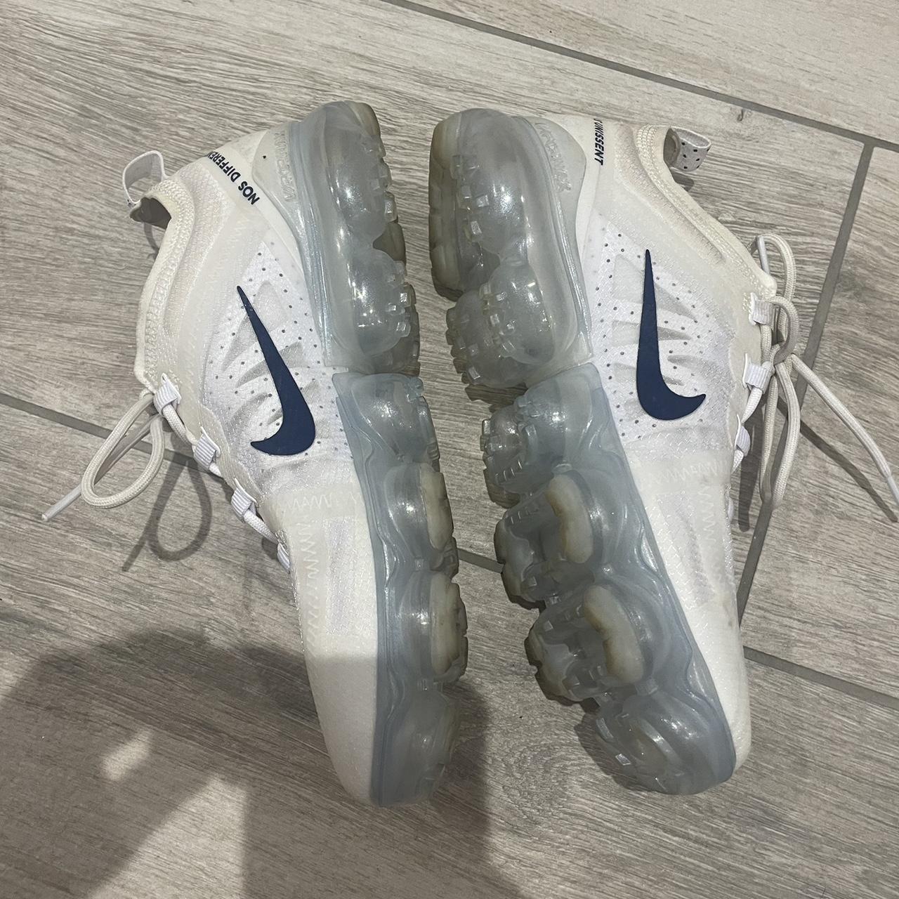 size 4 white nike trainers