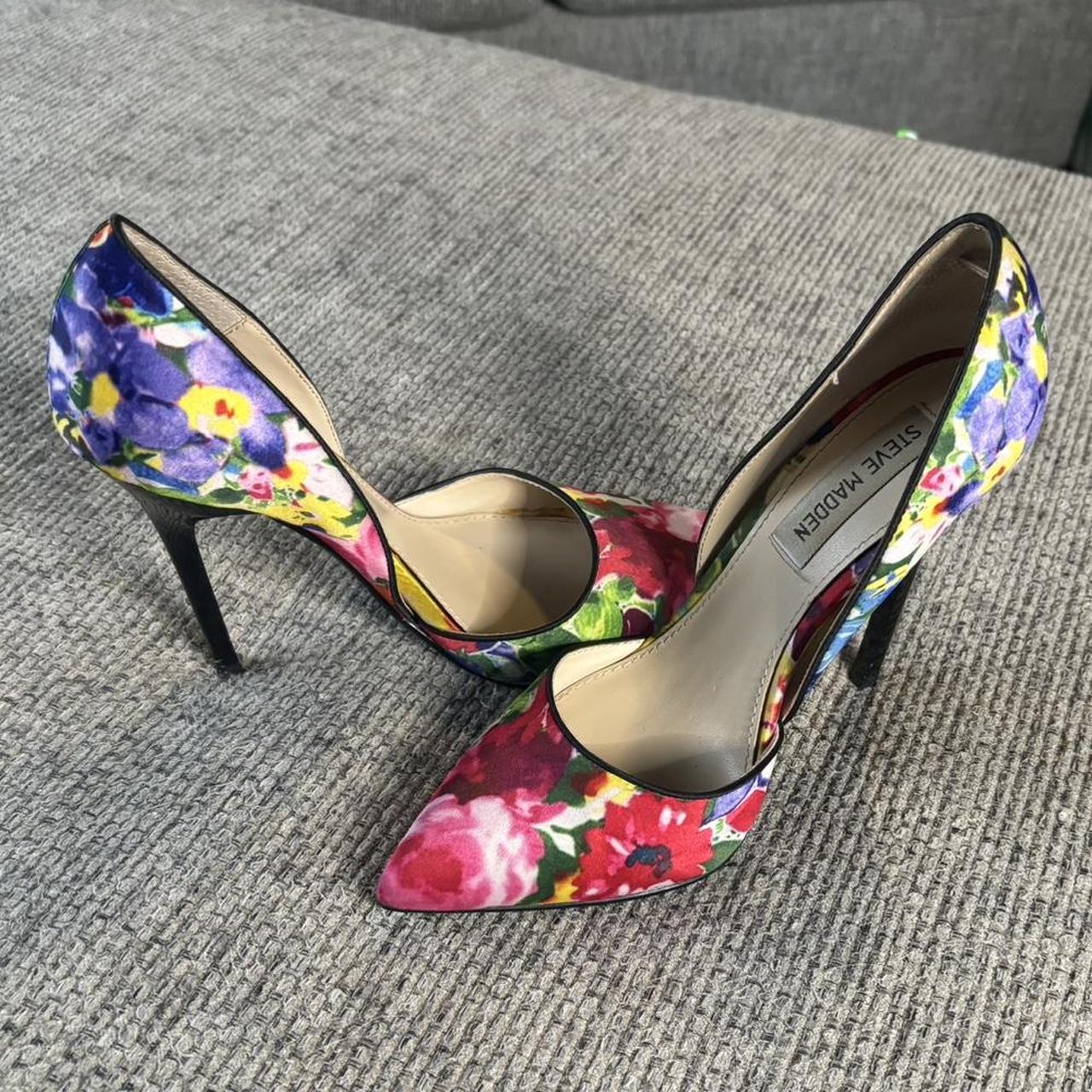 Y2K Steve Madden vintage floral print heels. Closed