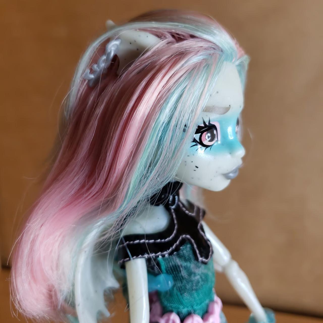 Mattel Monster High Haunted popular HTF Student Spirits Rochelle Goyle 10.5 in Doll