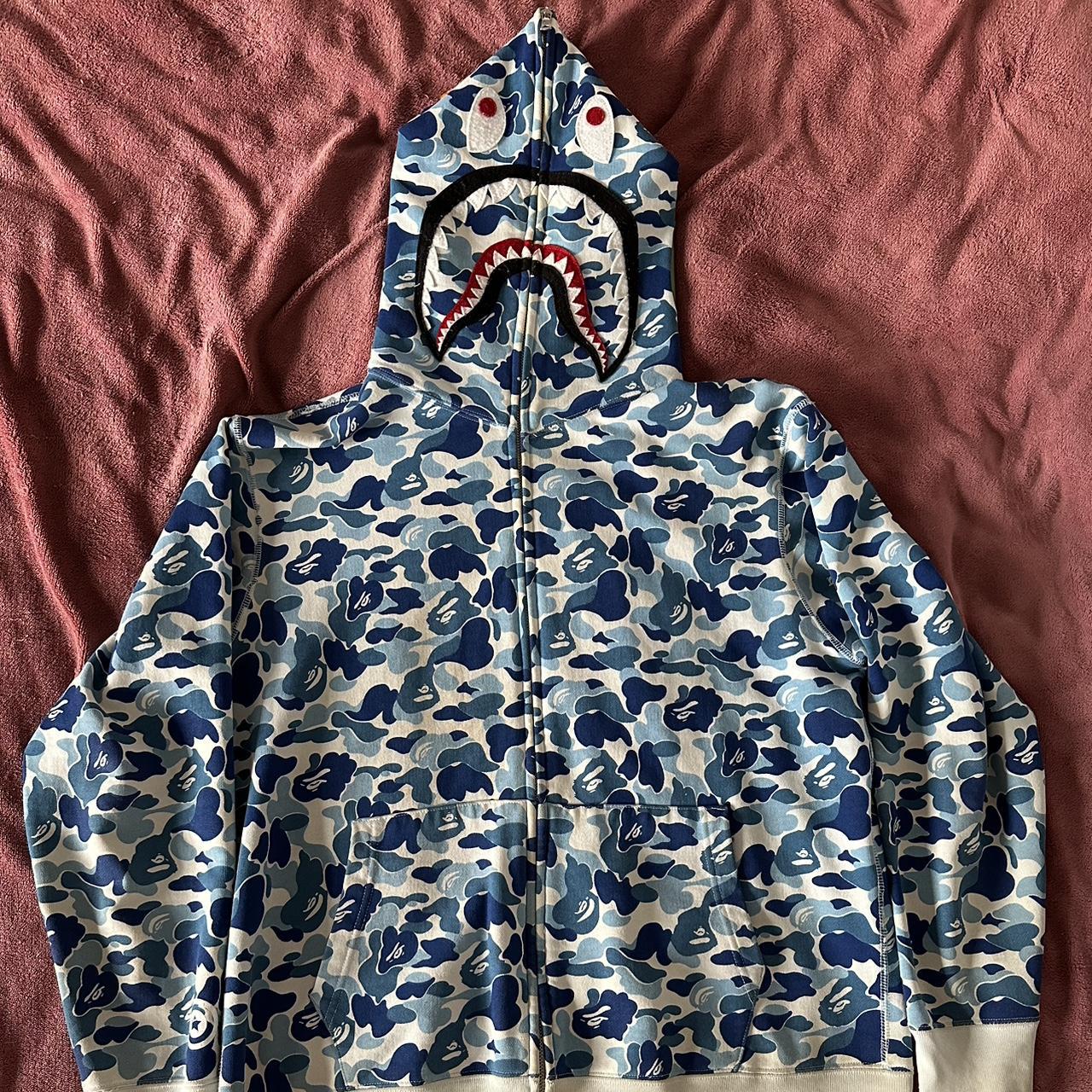 𝗕𝗔𝗣𝗘 - 𝗔𝗕𝗖 𝗖𝗮𝗺𝗼 𝗦𝗵𝗮𝗿𝗸 𝗙𝘂𝗹𝗹 𝗭𝗶𝗽 𝗛𝗼𝗼𝗱𝗶𝗲 Worn plenty... - Depop