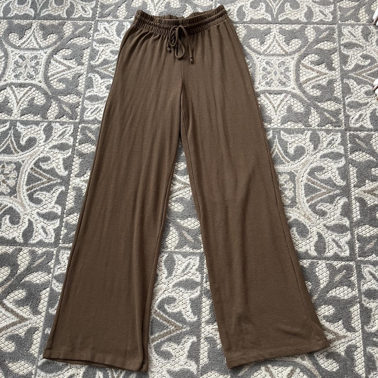 Aritzia comfy pants. They are more define at the top - Depop