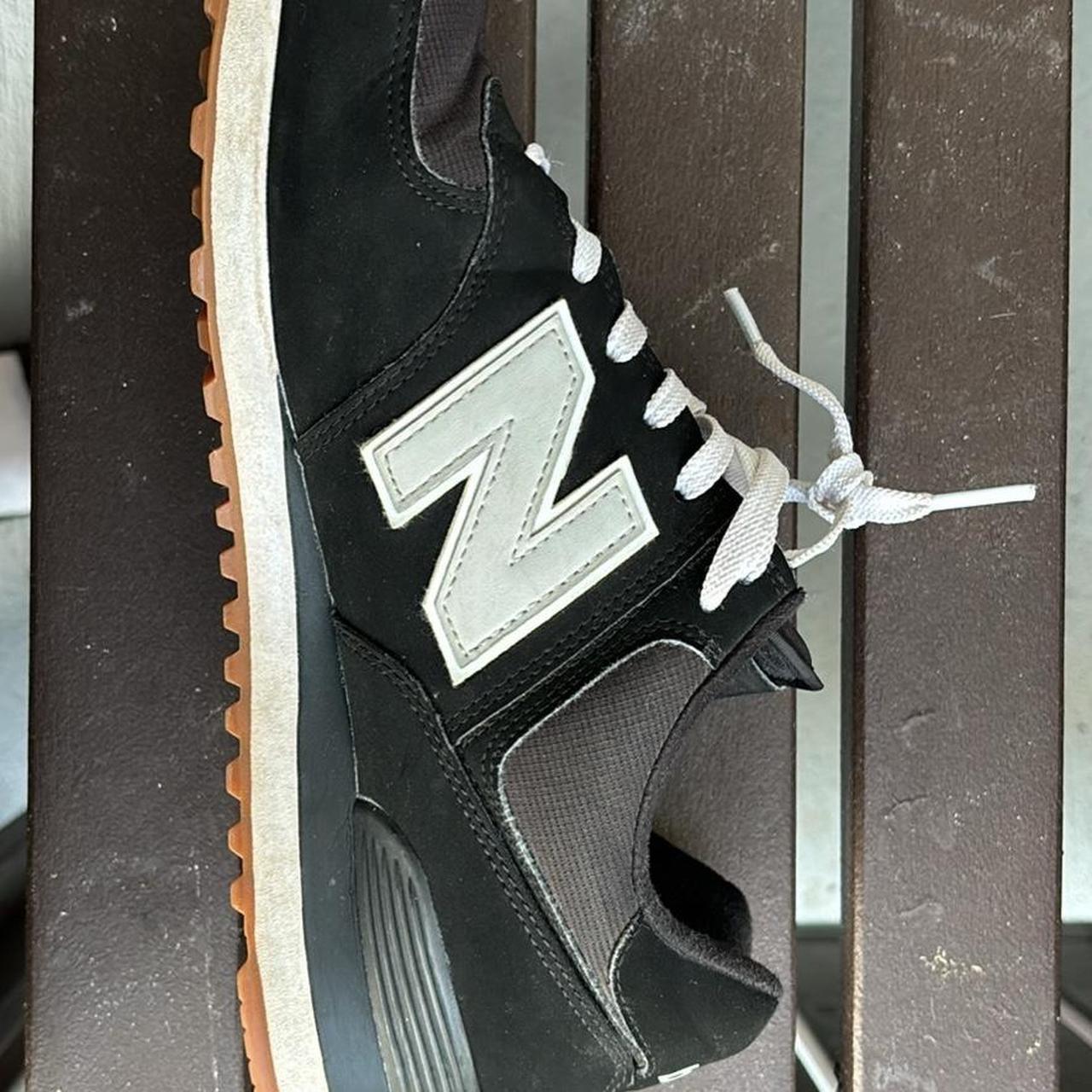 New Balance Men's Black and Grey Trainers (2)