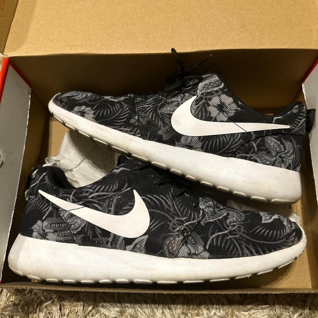 roshe run nike trainers
