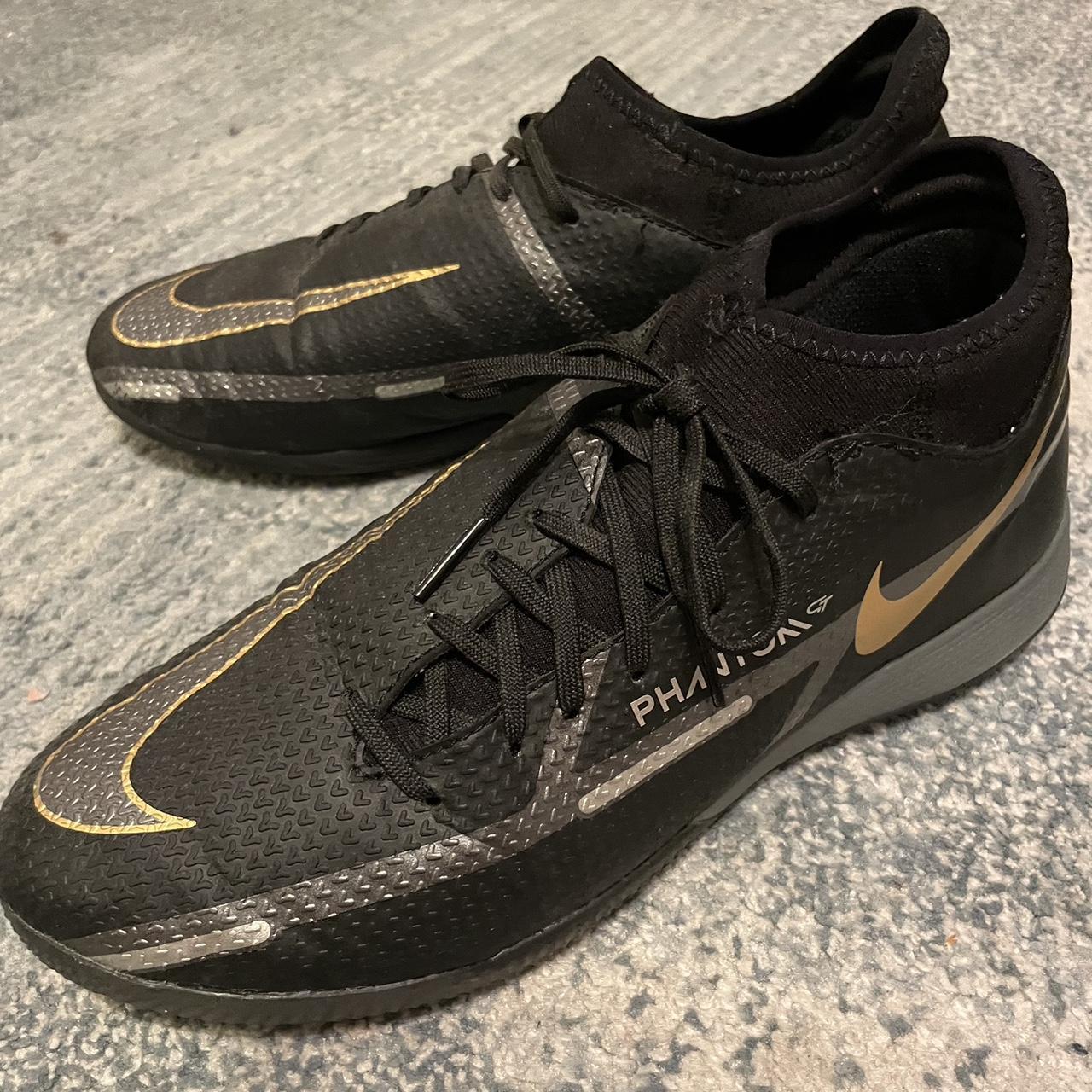 Black and gold nike indoor soccer shoes best sale