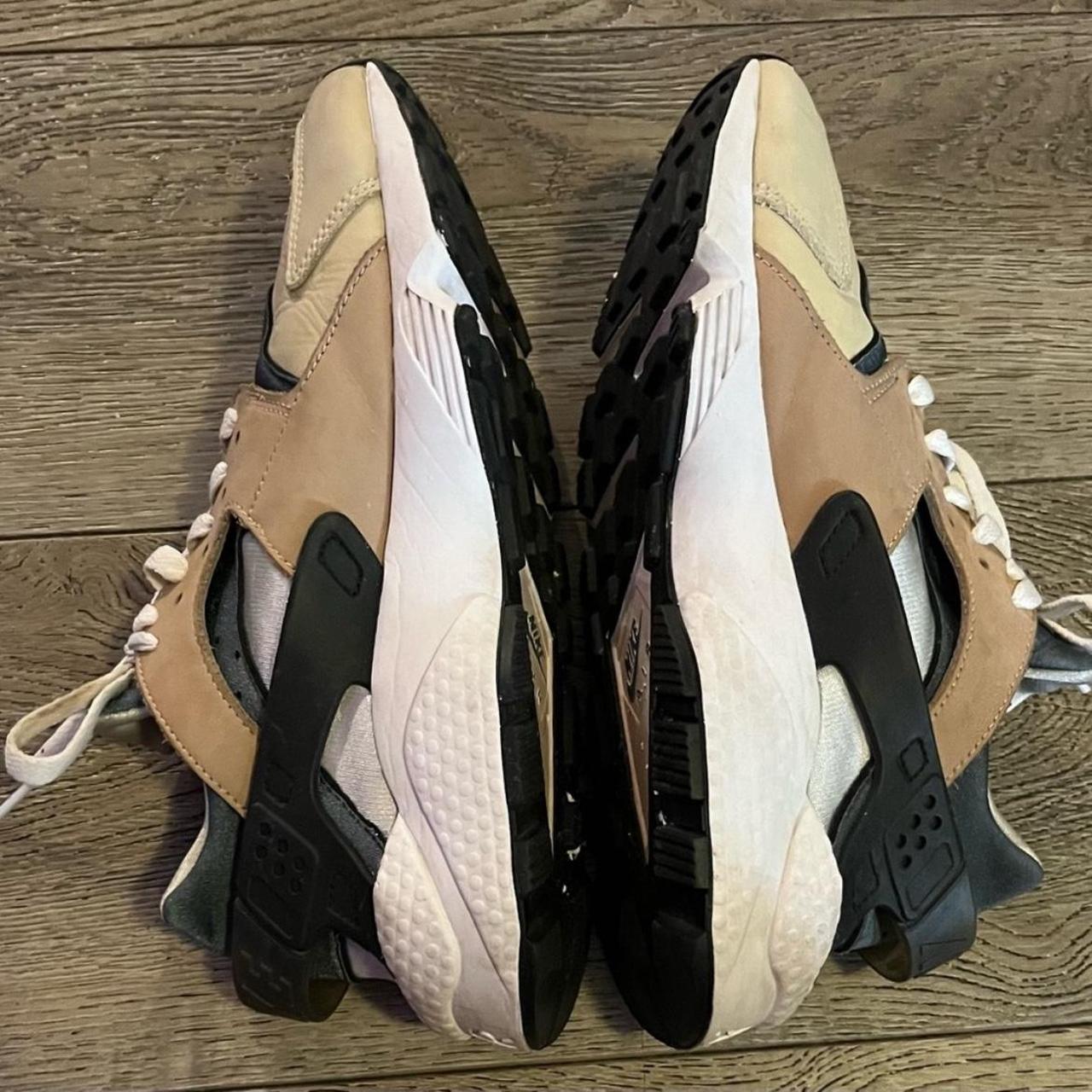 nike huarache escape on feet