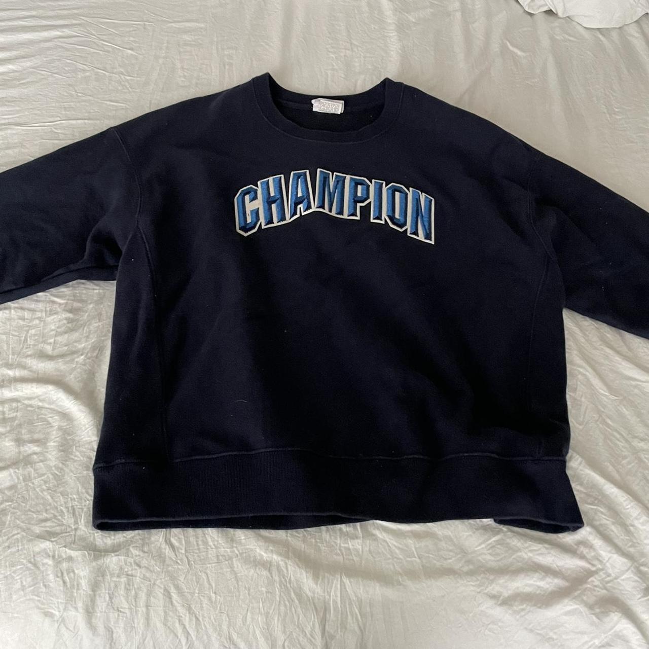 Men’s champion sweatshirt size 2xl but honestly fits... - Depop
