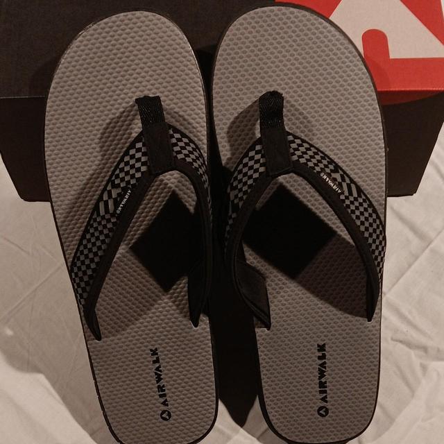 Airwalk black sale flip flops