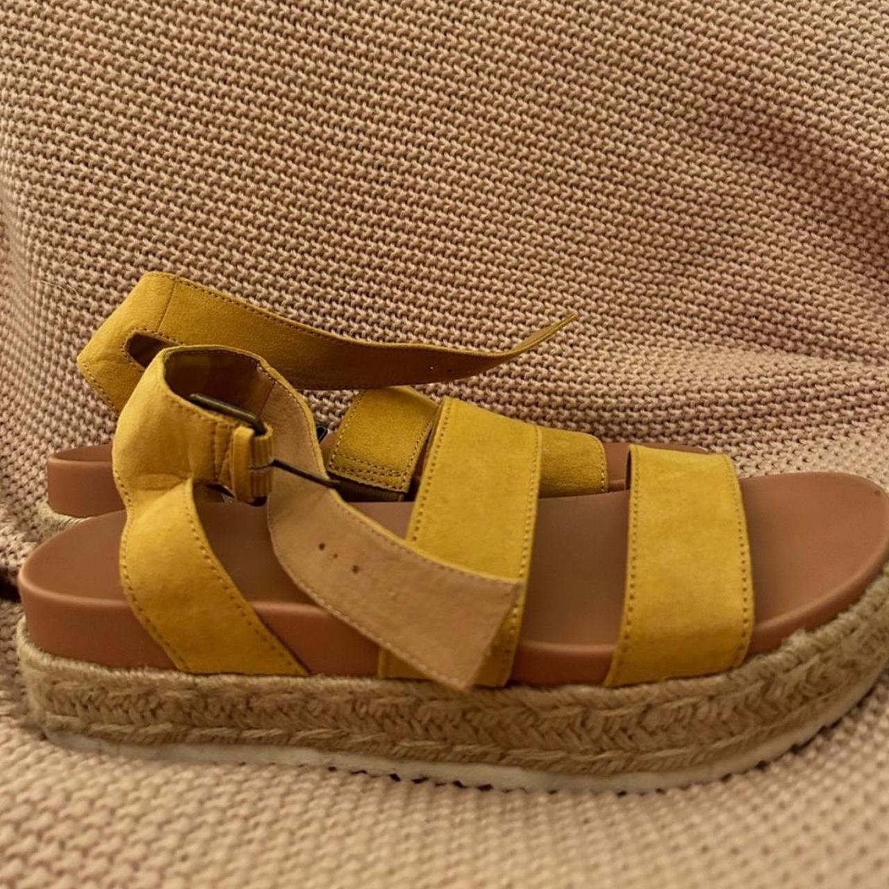 Universal Threads Yellow Platform Sandals Platform
