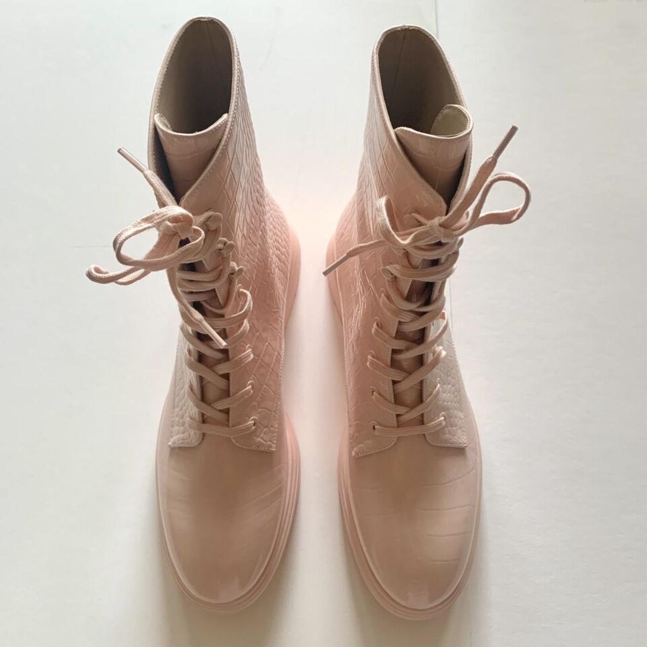 【STUART WEITZMAN】Mckenzee クロコ風レザー コンバットブーツ STUART WEITZMAN Mckenzee leather combat boots | THE OUTNET