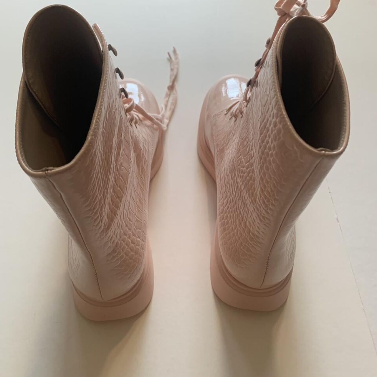 【STUART WEITZMAN】Mckenzee クロコ風レザー コンバットブーツ STUART WEITZMAN Mckenzee Patent Leather Combat Boot | Depop