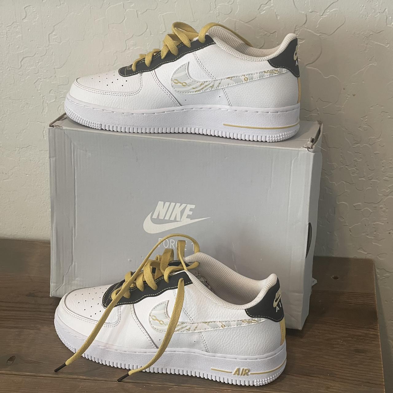 キッズスニーカー Nike Air Force 1 Low Gold Link Zebra (GS) 2021 Nike Men's Youth Air Force 1 Low Gold Link Zebra | Depop