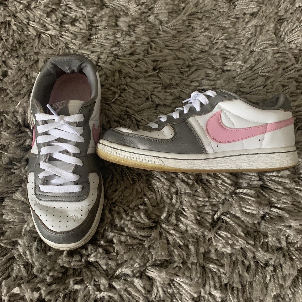 Nike Women's Pink and Grey Trainers | Depop