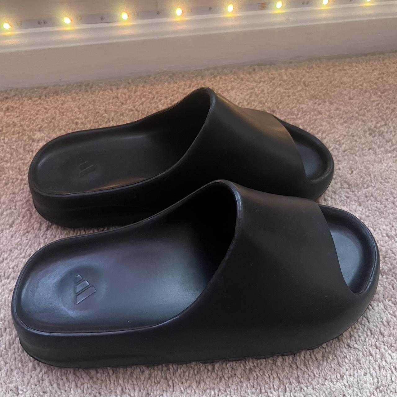 yeezy slides men black