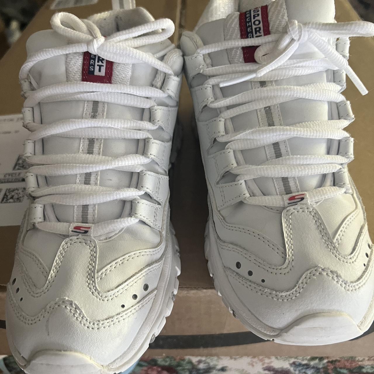 Tennis shoes size used but super Depop