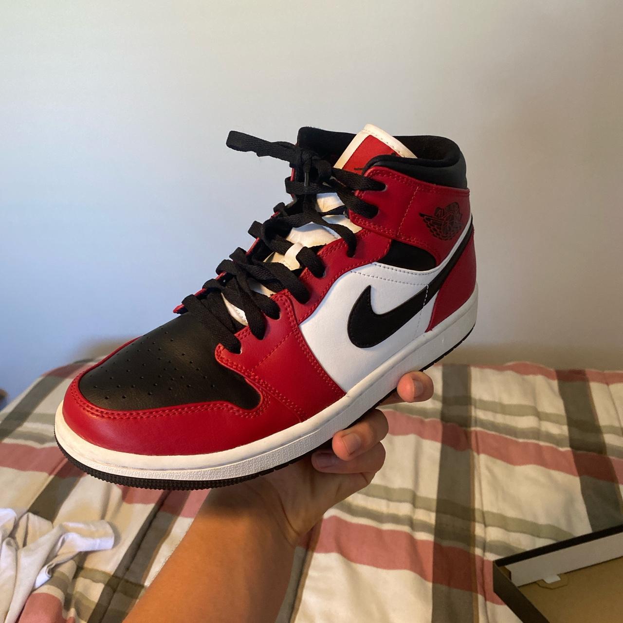 nike jordan 1 mid chicago white toe