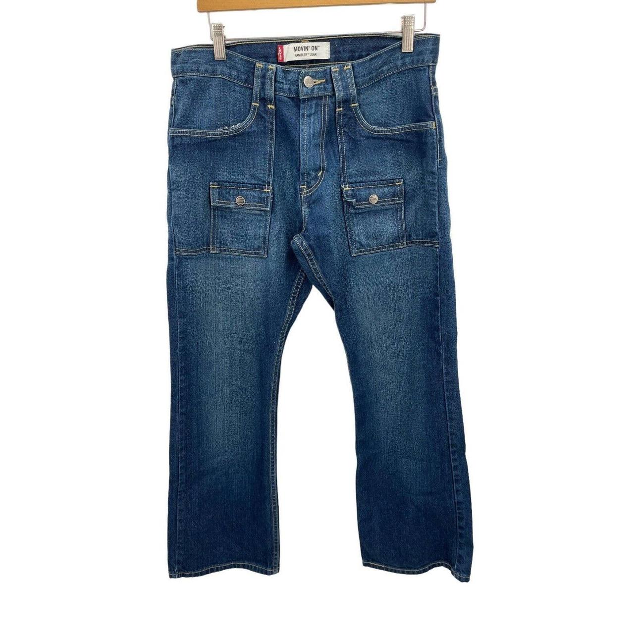 Levis movin hot sale on jeans