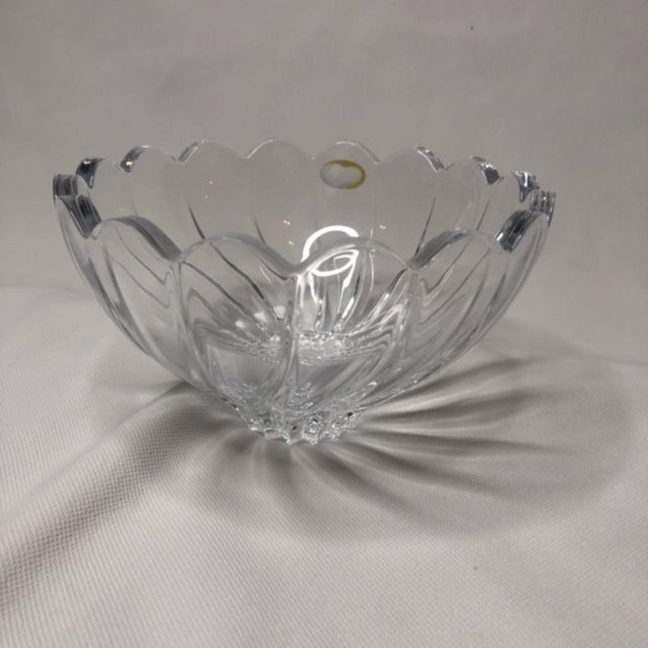 Elegant Rogaska Kristal bowl with a unique scalloped... - Depop